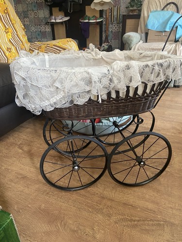 Puppenwagen aus korbgeflecht - puppenwagen,