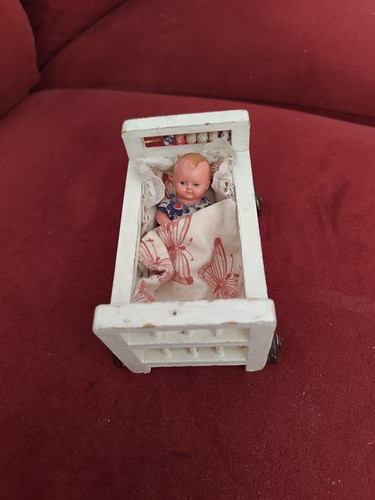 Kleines antikes puppenbett mit - puppenbett,
